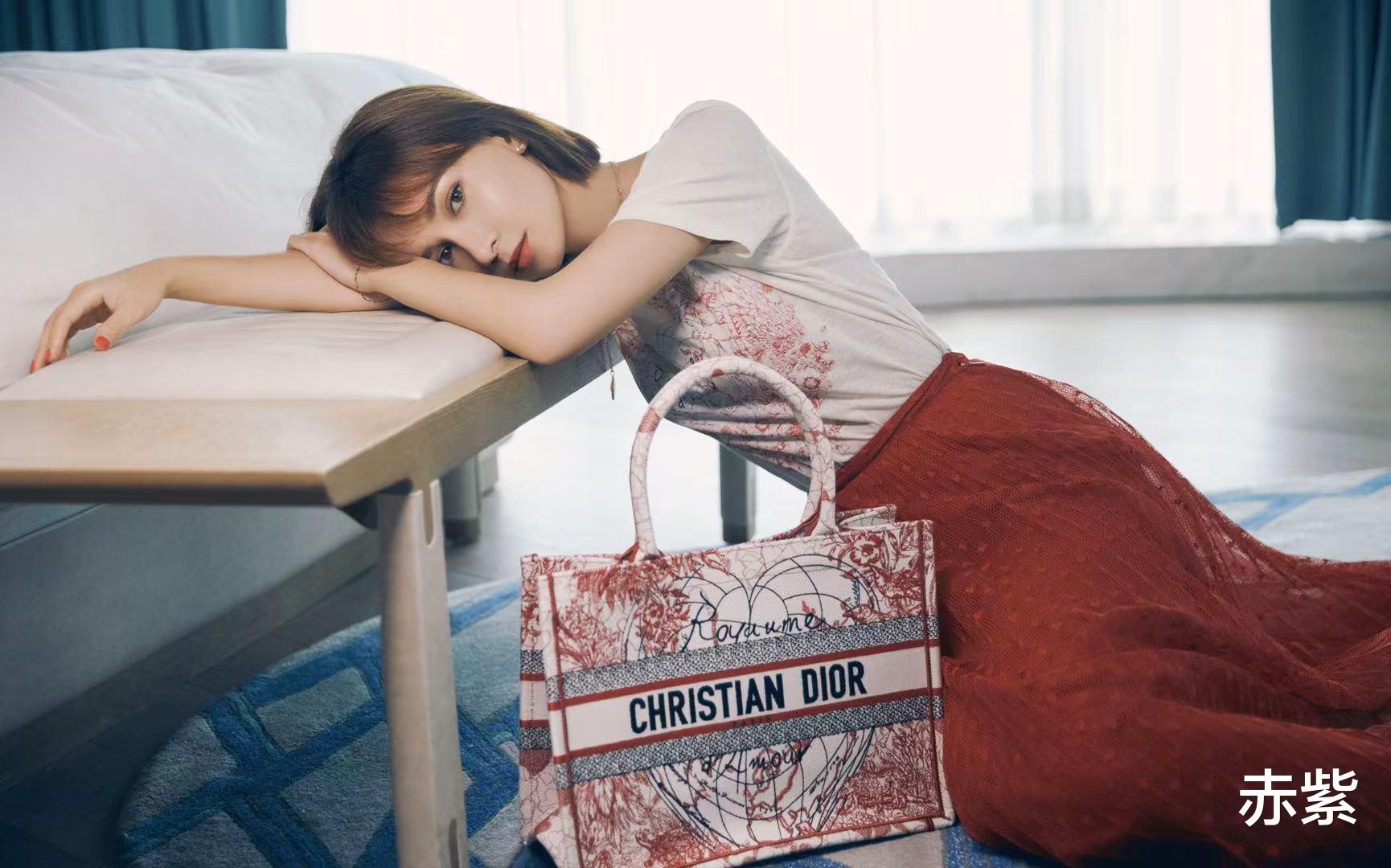 赤紫|白t搭配红裙，看起来还不错，初秋可以照搬卢靖姗这一身了