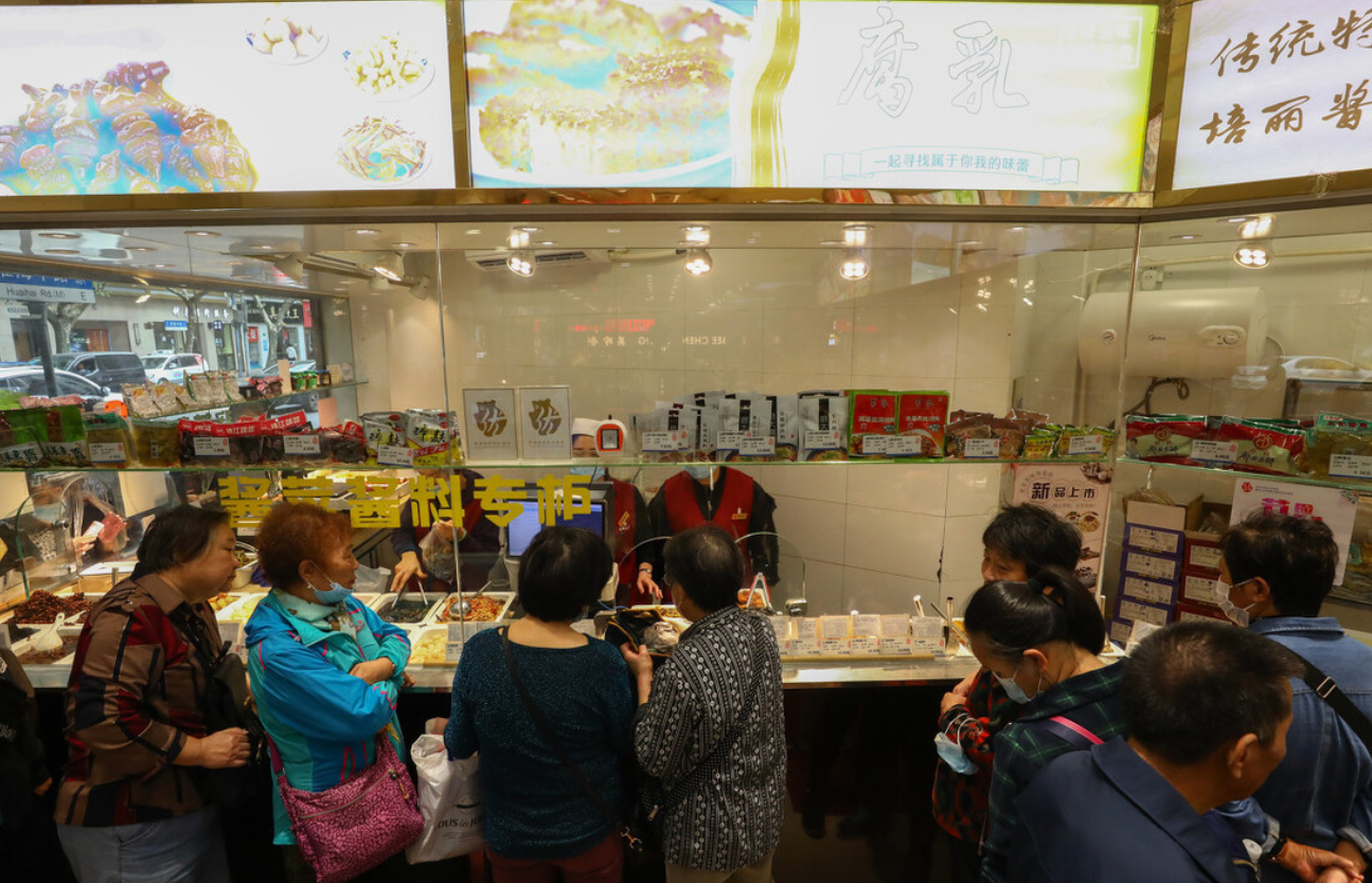 微社评 上海一女子面包店购物，嫌贵要退货，遇到网络延迟，在店内打砸