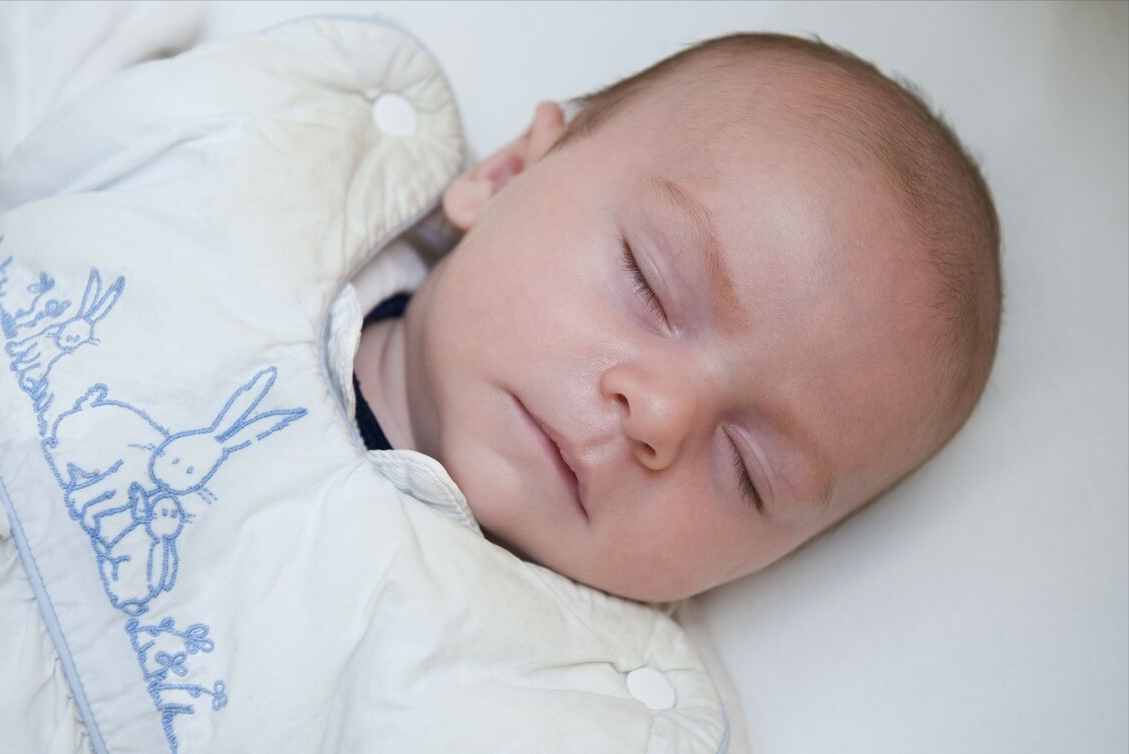 母婴参考|宝宝哭闹烦躁不安?可能是过度喂养,父母要注意!