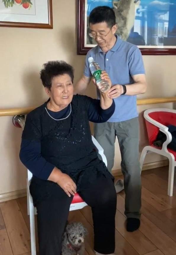 佟丽娅|歌唱家德德玛在家康复训练，手臂无力举水瓶都困难，丈夫充满担忧