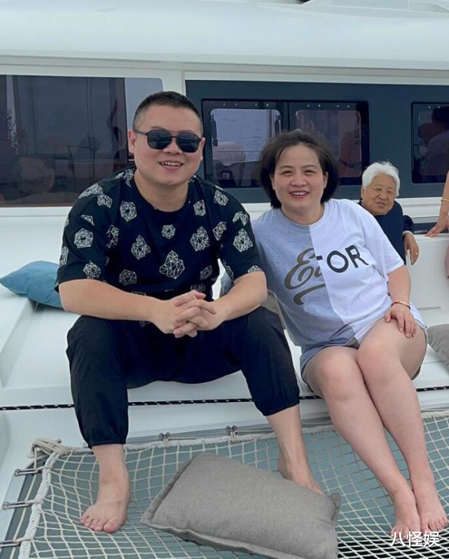 岳云鹏|岳云鹏老婆晒一家人出游照，俩女儿罕露正脸，麓一像姑姑长腿抢镜