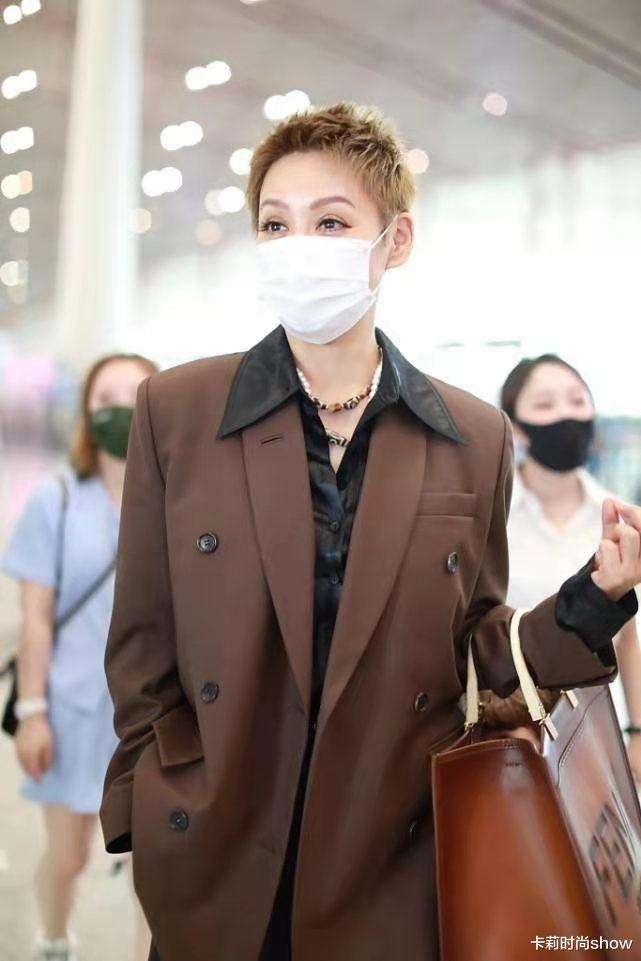 卡莉时尚show|宁静哪像奔五的人？男友风西装配帅气“刺猬头”，潮范十足真年轻