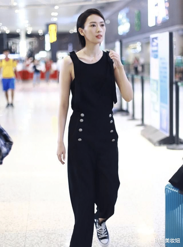 时尚美妆妞|“小章子怡”童瑶气质真高级，穿黑色西装又飒又美，满满的国际范