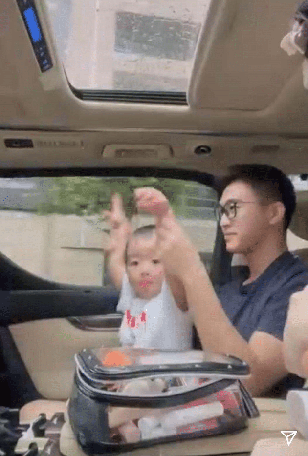 奚梦瑶|奚梦瑶和儿子对镜自拍，小广燊未继承父母优点，身后的豪宅很吸睛