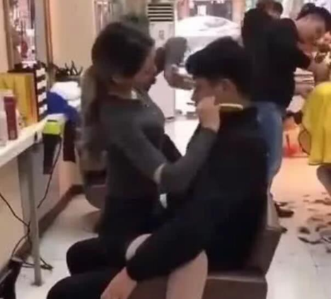女理发师短裙黑丝,跨坐在客人大腿上理发,男顾客尴尬到不敢动手