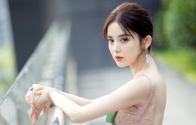 |古力娜扎颜值真的特别能打,就基本没见过特别崩坏的照片