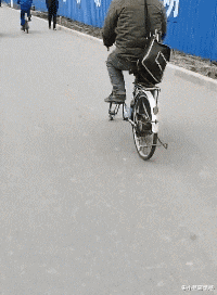 朱小燕聊情感|网恋女友发来夜跑自拍照说是纯素颜，我却被后面的焦点吸引了，真尴尬！哈哈哈