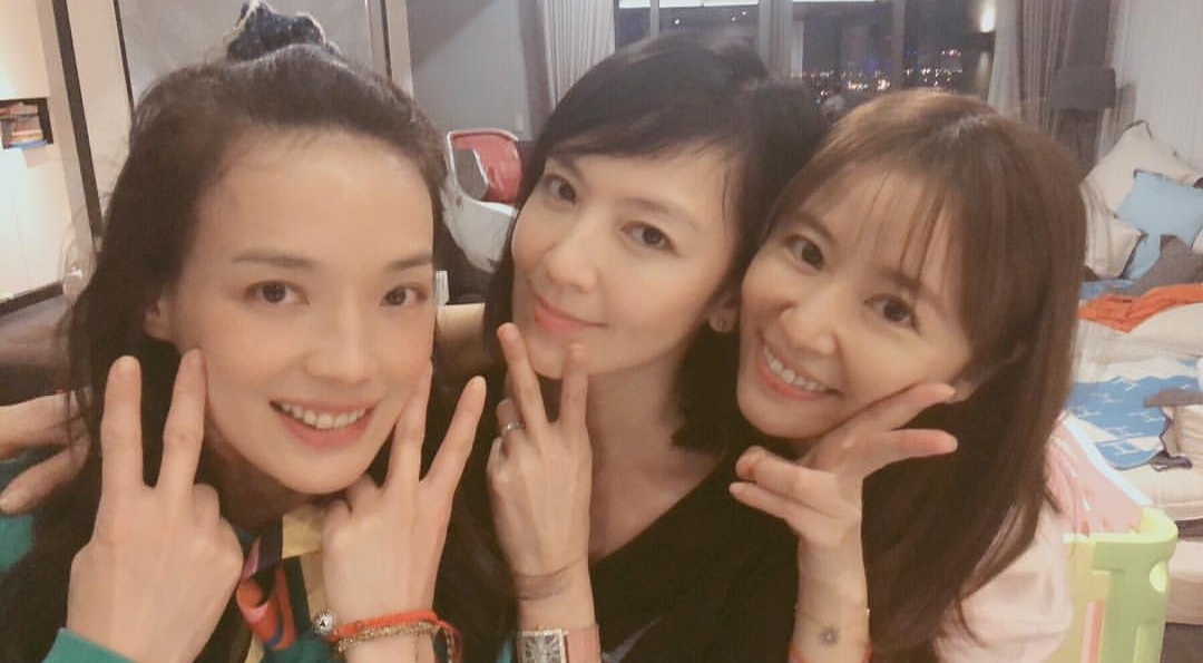 林心如|林熙蕾晒姐妹聚会照，45岁林心如素颜托腮，满脸胶原蛋白状态年轻