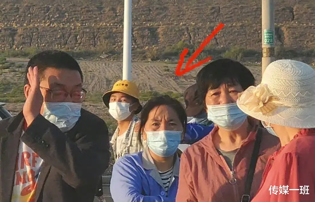 于月仙|于月仙去世后，赵本山女儿首次露面，眼睛红肿，嗓子都哑了