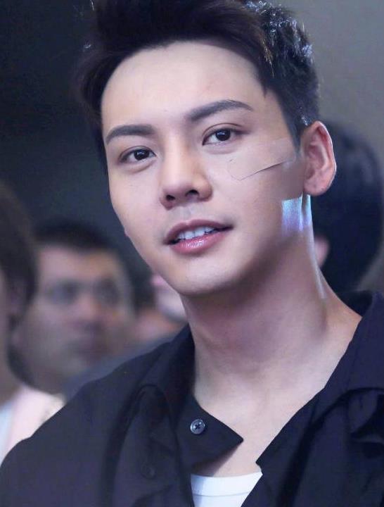 陈伟霆|5000万大瓜来了：陈伟霆何穗的恋情曝光，女方曾被富商骗婚闪离！