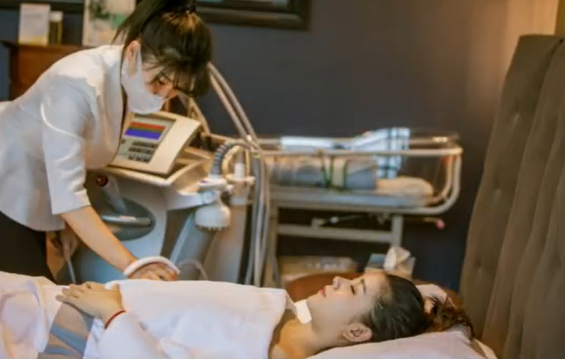 李小萌|李小萌坐月子出关,晒二胎满月点滴庆祝,一家四口温馨幸福