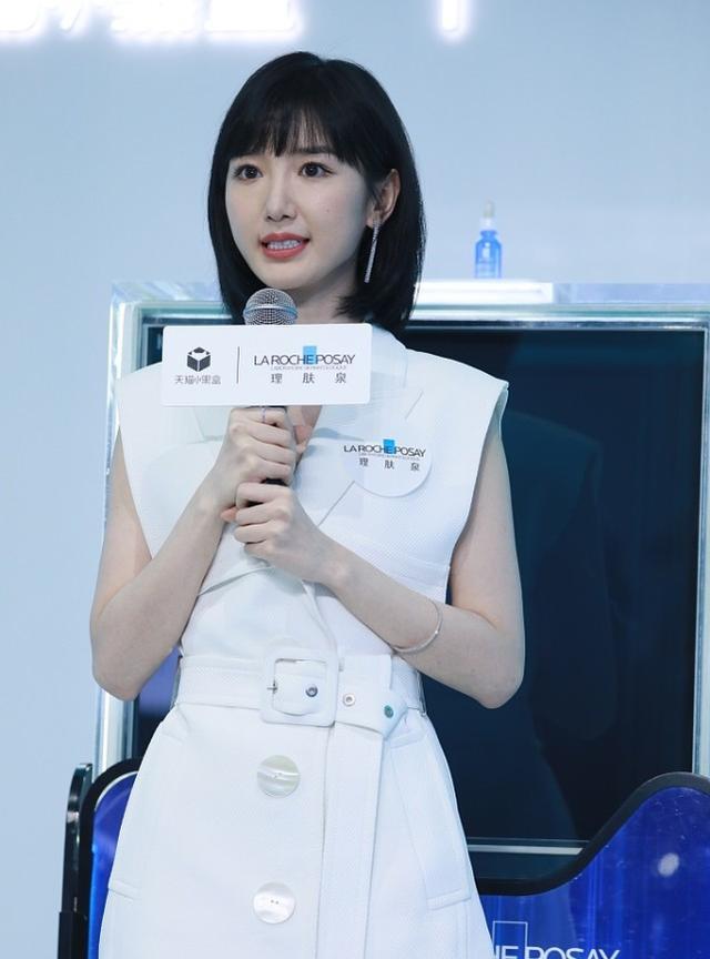 穿衣搭配|毛晓彤看起来好甜美，短发造型好显嫩，真是少女感满满