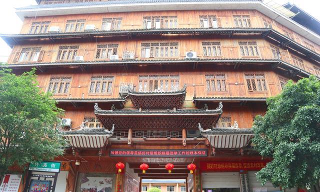 张红玉玉说三农 认识柳州百里侗乡三江县，就从月亮街开始，鼓楼、风雨桥一个不少