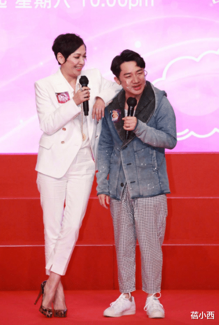 蓓小西|余安安不愧是周润发前妻，60岁还有傲人身材，穿深V裙风韵犹存
