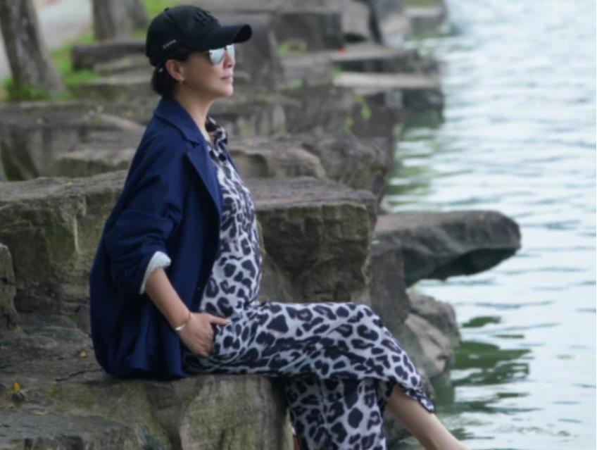 棉妈育儿经|55岁刘嘉玲疑似怀孕？小腹轻微隆起，和梁朝伟结婚13年没要孩子