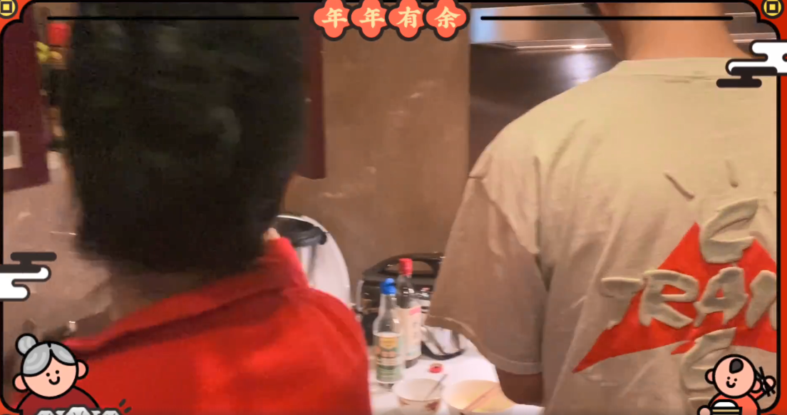 范冰冰|范冰冰姐弟俩陪爸妈过春节，范丞丞亲自下厨炒菜，范冰冰一旁帮忙画面温馨