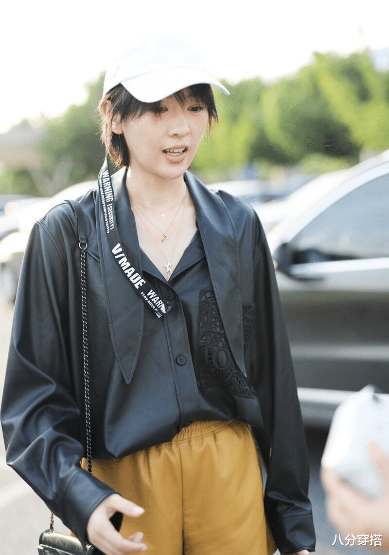 八分穿搭|童瑶真是“衬衫控”，黑色皮质衬衫配黄色短裤飒爽帅气，青春靓丽