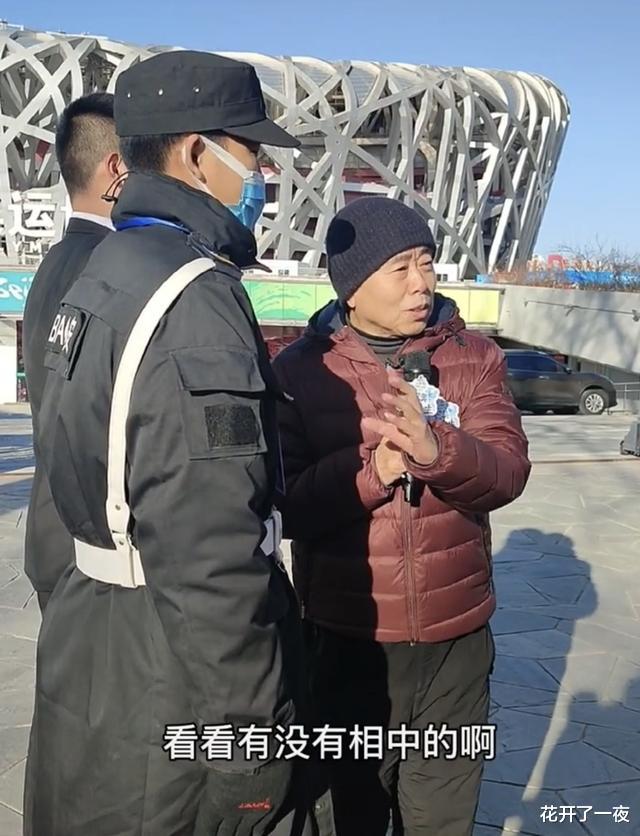 潘长江|64岁潘长江街头送温暖，为冬奥会环卫赠手套，满脸笑容给安保征婚