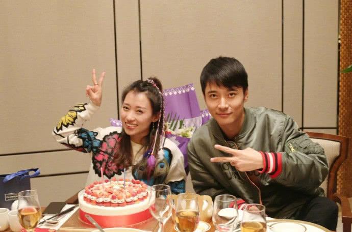 小姐姐|黄渤晒和女工作人员的合影辟谣出轨，网友让他别学张丹峰和周一围