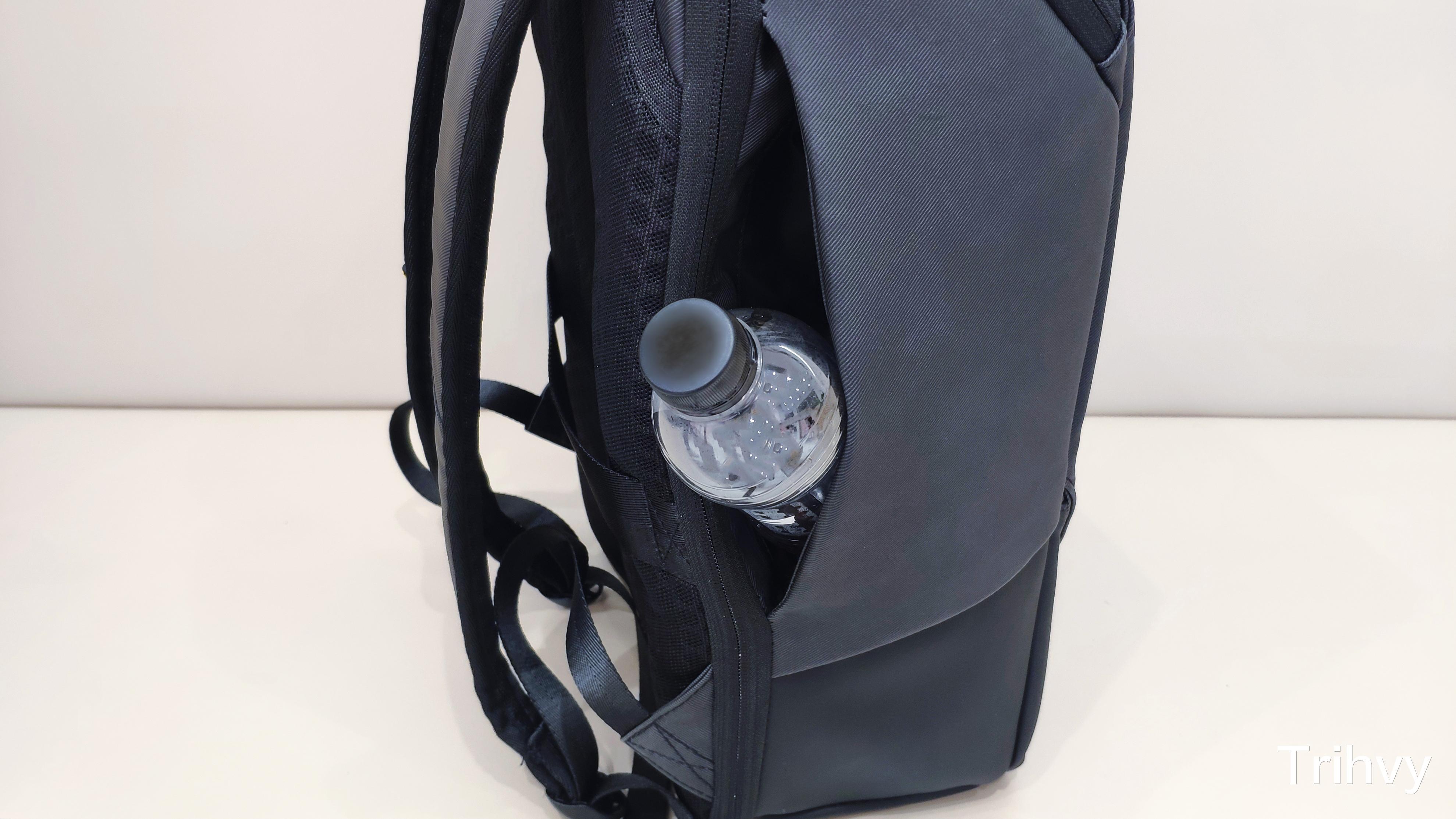 多收纳隔层19L大容量，简约实用，地平线8号零感双肩包体验