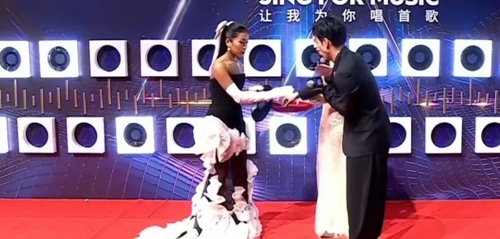 明星|一场音乐盛典8位明星遭遇尴尬，暴露娱乐圈三大真实现状