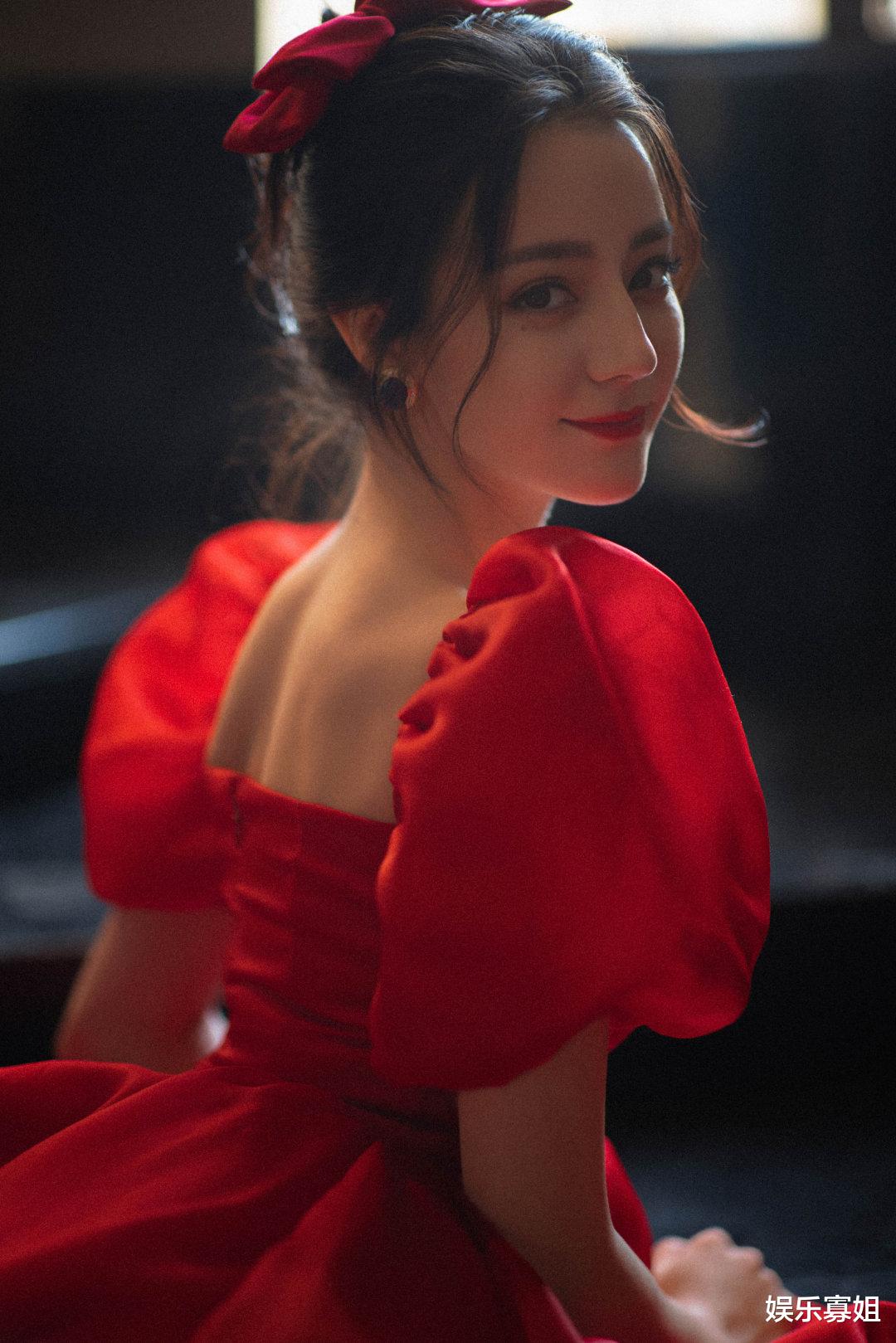 迪丽热巴|因戏生情？杨洋迪丽热巴两人去迪士尼被拍，其实是为了剧宣才合体