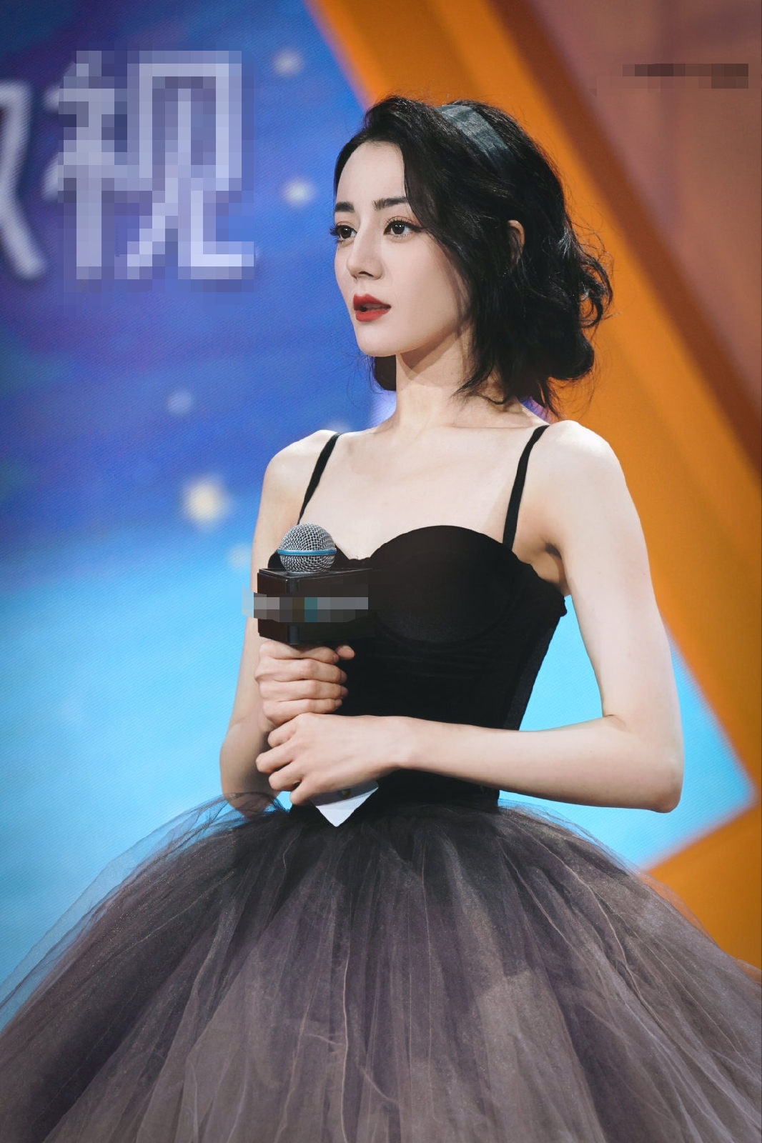 时尚课|迪丽热巴活动造型，礼裙底下穿破洞牛仔裤，网友：美女就是任性！