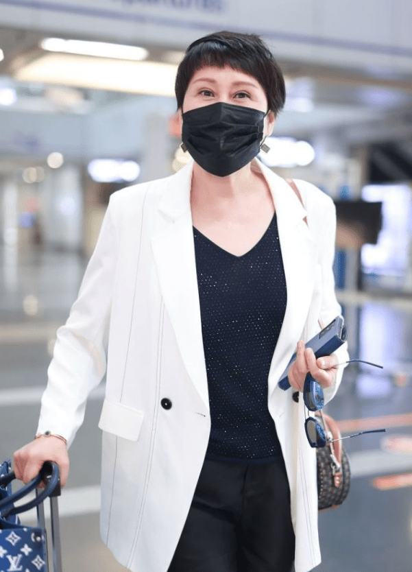 潮流新风|张凯丽真不把自己当大婶，短裤配西装也敢出门？别说，还真挺时尚