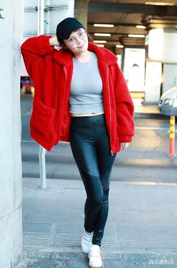 徐冬冬|徐冬冬穿红外套玩街拍，喜庆又可爱，可惜衣服太紧勒出一身赘肉