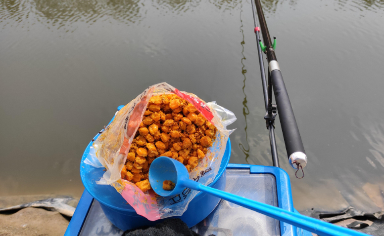 饵料|户外垂钓，一定要打窝？未必，这几种情况窝料打得越多，反而不好