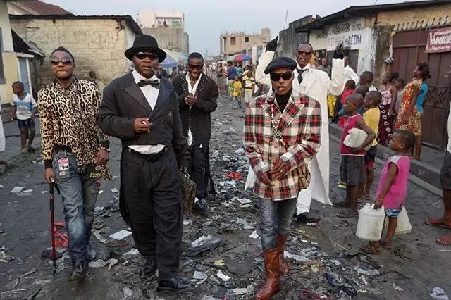 非洲貧民窟裡的“上流紳士”：寧願撿垃圾，也要全身名牌-圖2