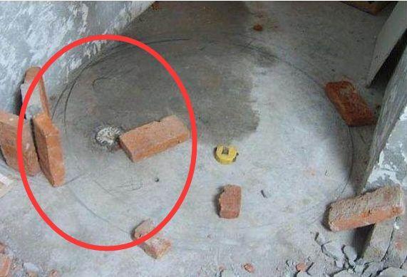 老爸为了省钱砖砌淋浴房,朋友却说像棺材,他们是杠精吗?