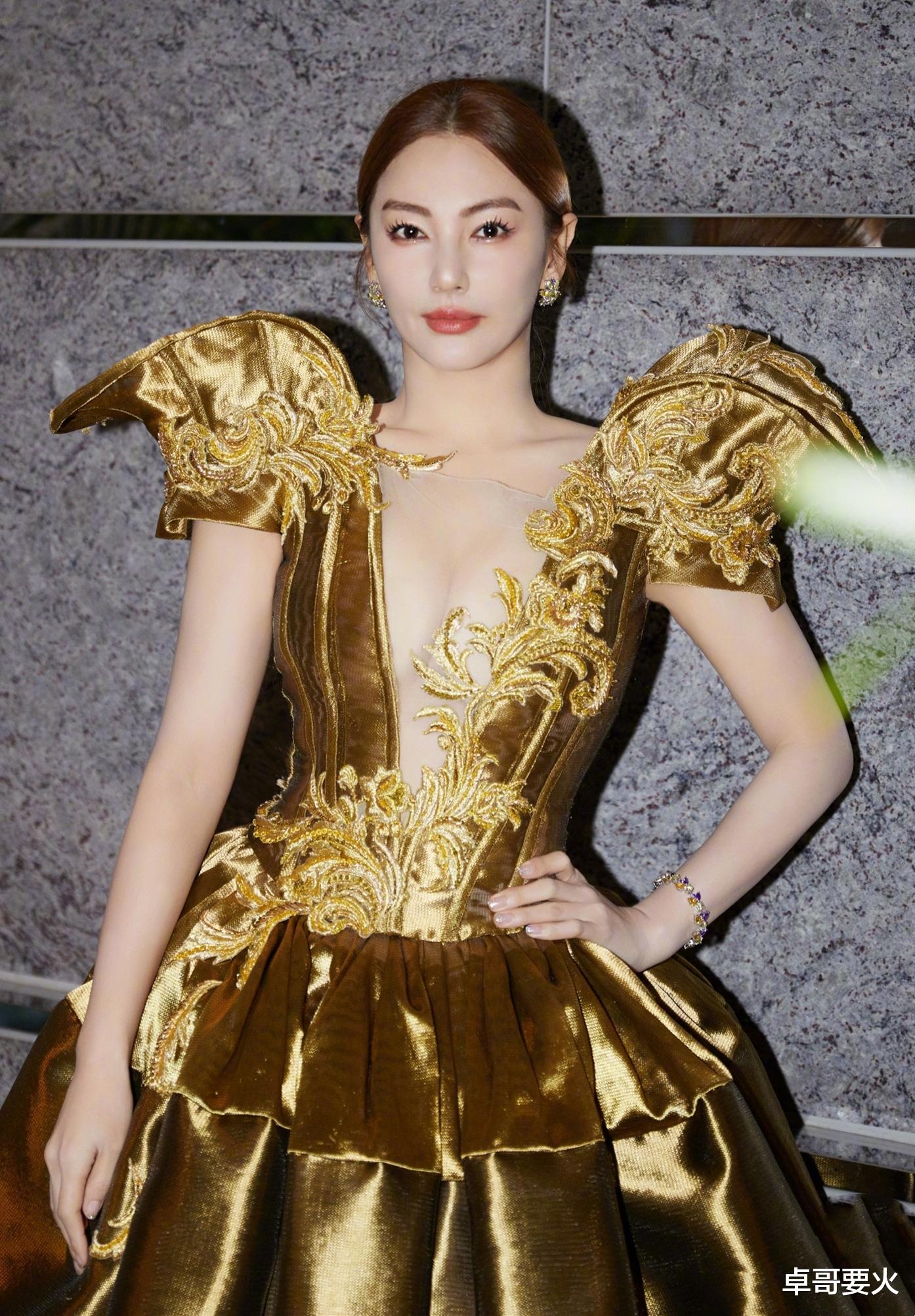 齐秦|张雨绮真不愧是“女总裁”，穿裹胸金色长裙扮嫩，造型太绝太高级