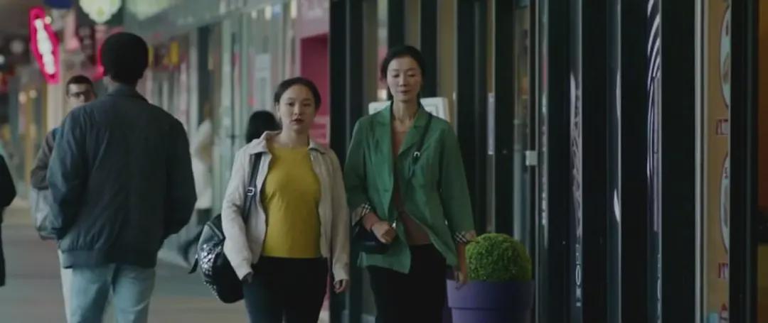 站街女|女主幻想出国赚大钱，没想到只能去国外“站街”，这电影太扎心！