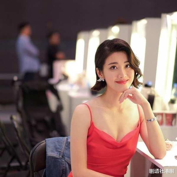 邓佩仪|负面新闻多多！TVB上位小花被网友吐槽身材，指其比选美时期胖很多