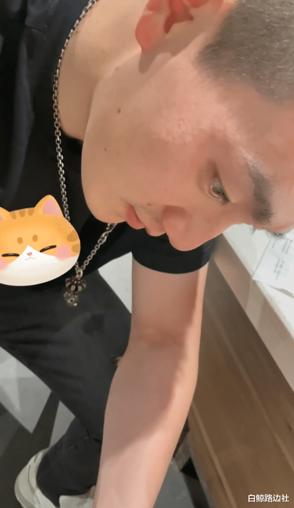 张馨予|张馨予罕见秀恩爱！何捷用柠檬为其洗裤子，侧颜好帅被赞像吴彦祖