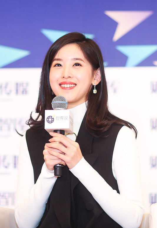 穿衣搭配|章泽天越来越有女强人的范儿了,一身黑白搭配知性干练,真有气质