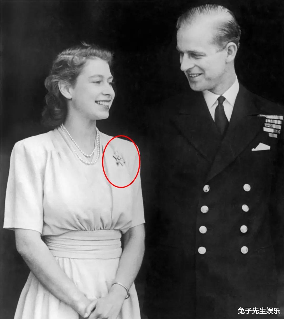 95歲女王戴鐵線蓮胸針，向100歲丈夫發送信號，思念之情太濃鬱-圖2