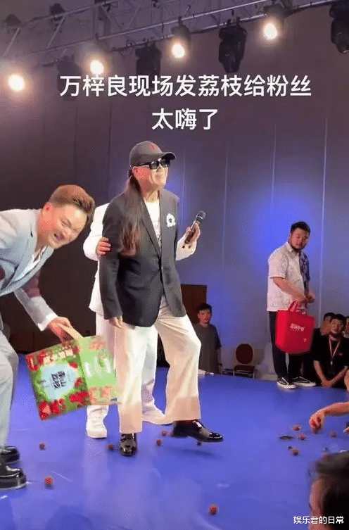 万梓良|64岁万梓良现身开业仪式，牵住女主持的手亲密共舞，对方满脸尴尬