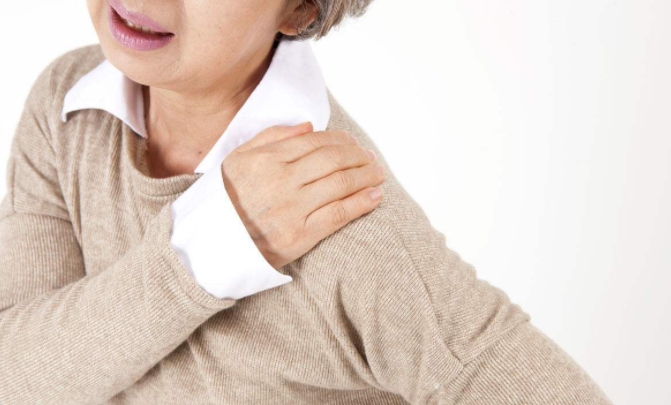 雪雪的鱼|35岁男子肝癌离世，医生提醒：身体3处“疼痛”，劝你切莫忽视