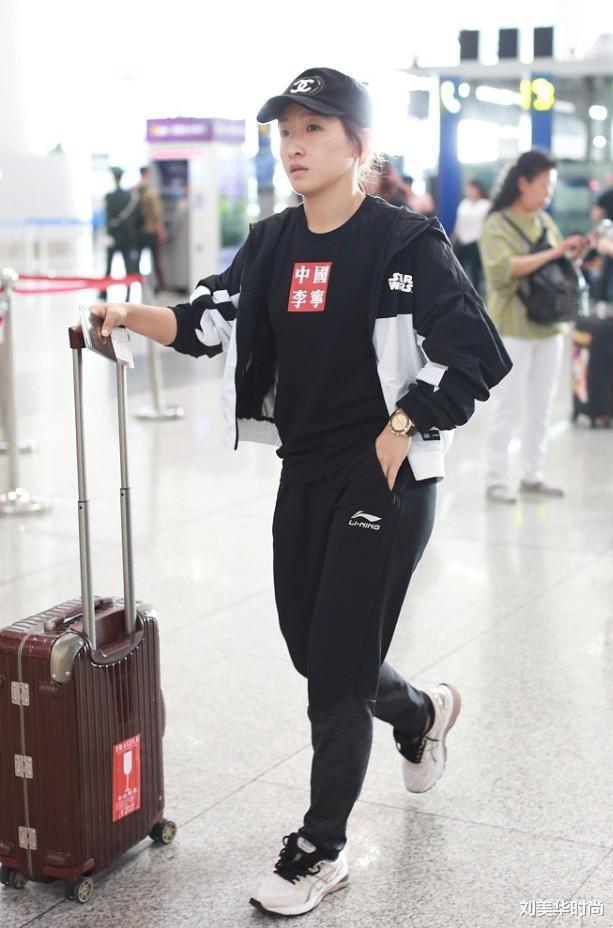 穿衣搭配|没得金牌的刘诗雯脱下队服也可爱，休闲造型太舒适，低马尾显元气