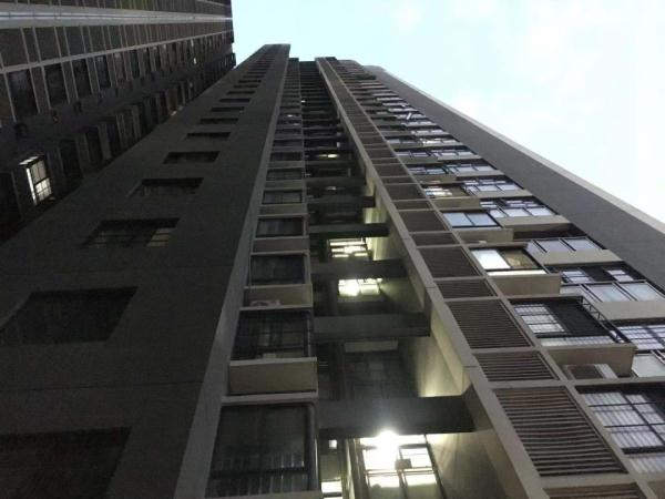 焰冰聊生活 广西南宁,26楼掉下冲击钻砸中1岁女婴头部,人已不幸身亡