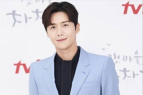 宋智孝|2021AAA颁奖礼：车银优文佳煐合体领奖，宋智孝短发褒贬不一