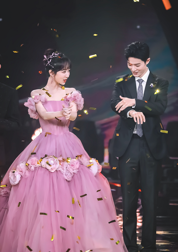 杨紫|肖战帮杨紫提裙摆,真性情还是营业,镜头中张雨绮的眼神说明一切