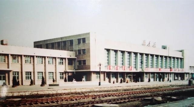 千帆落叶 内蒙古通辽老照片：站前大马，百货一商店，西拉木伦公园