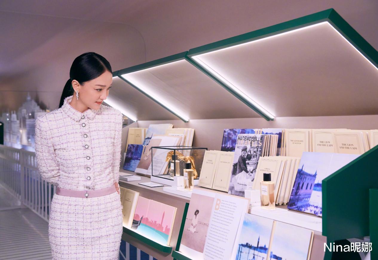 Nina昵娜|周迅罕见染发大变样！47岁穿背心配喇叭裤变时尚教母，染斑马长发女王范十足