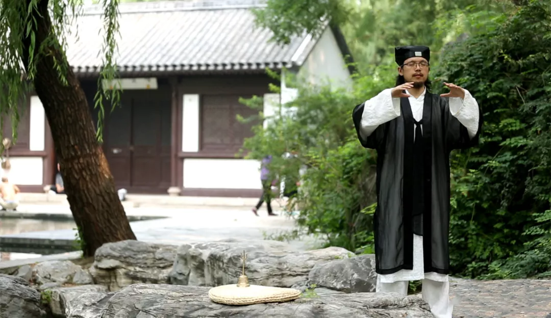 经络|“站桩功”的妙处你体会过吗?站立不动姿如树,遍体气血任流行!