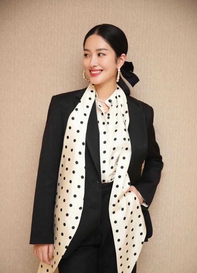 佘诗曼|杨采钰90年代OOTD,给我种了草