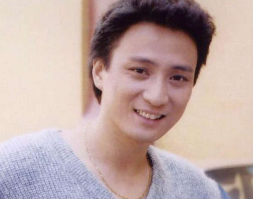 汤镇业|62岁汤镇业直播卖酒,插不上话呆站一旁显尴尬,小25岁娇妻超卖力