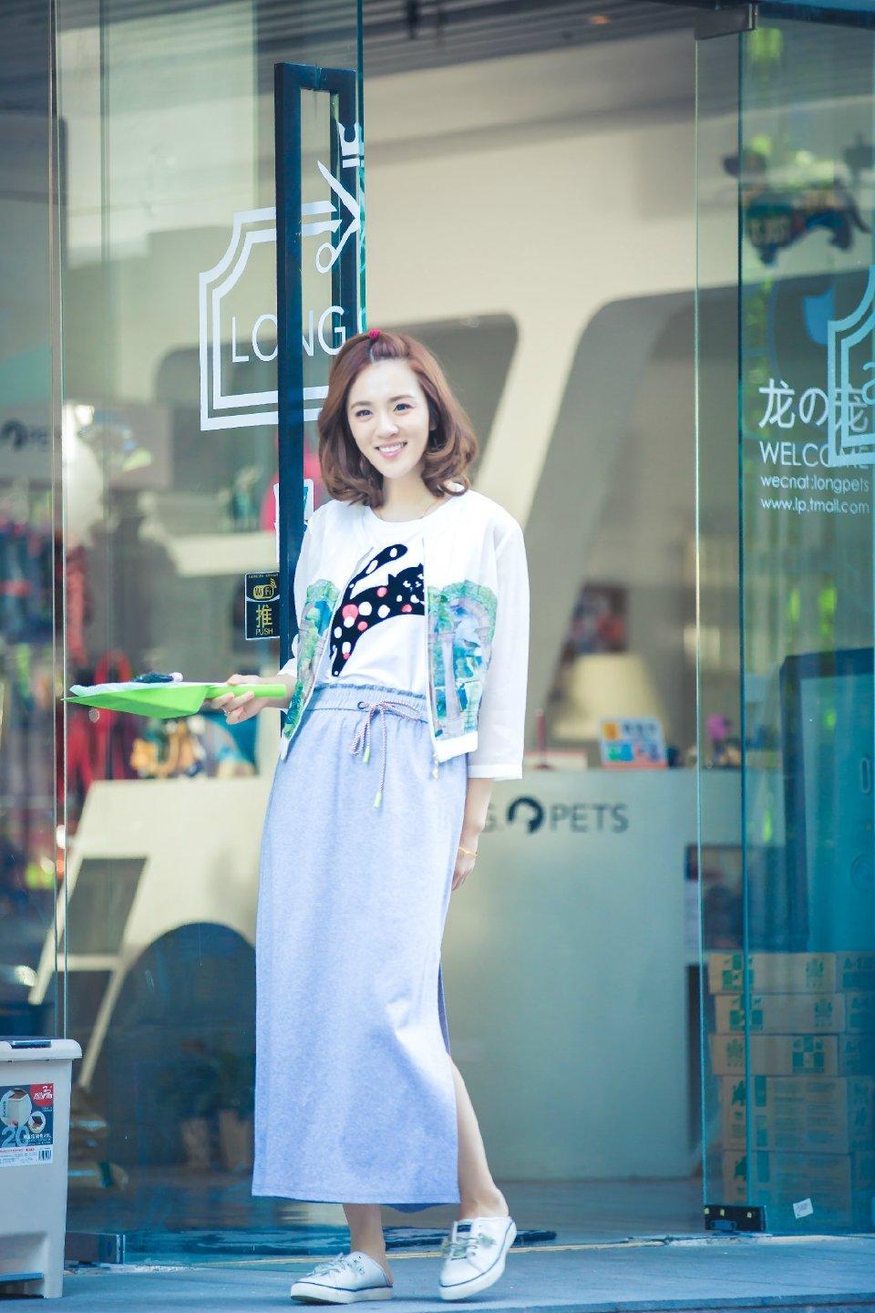 何有强|王晓晨又美出圈了，一袭裸色纱质连衣裙浪漫温柔，美得高级洋气